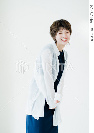 若い女性のポートレート 99675274