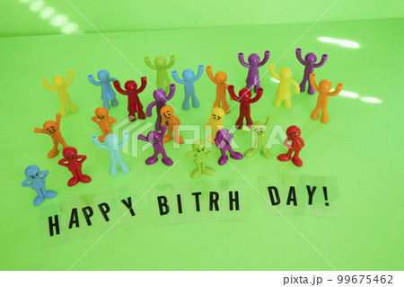 誕生日を祝うカラフルな人形 99675462