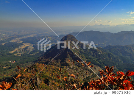 妙義山 中之岳 山頂から撮影した秋の風景 99675936