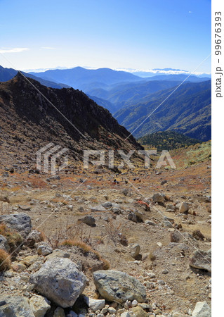 [定額] 紅葉の焼岳の風景 ( 山頂直下 登山道方面 / 2022年10月 / 長野県 松本市 ) 99676393