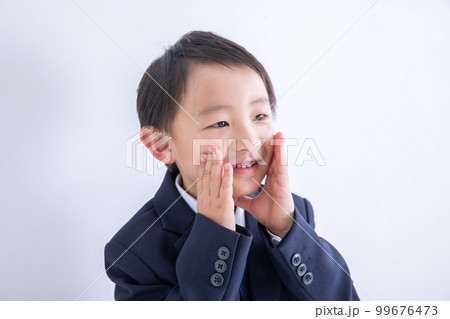 呼びかける男の子　admission 99676473