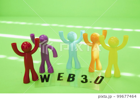 WEB3とカラフルな人形 99677464