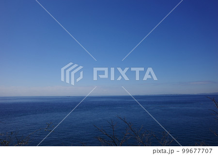 千葉県大房岬の第2てんぼう台から見た東京湾の青い海と青い空の景色 千葉県大房岬の第2てんぼう台から見た東京湾の青い海と青い空の景色 99677707