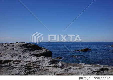 千葉県大房岬から見た、青い空と青い海 千葉県大房岬から見た、青い空と青い海 99677712