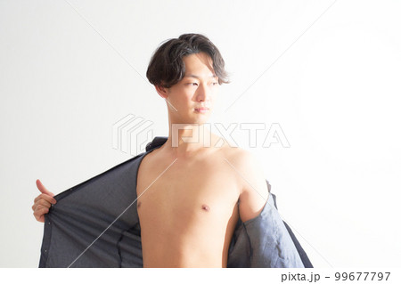 シャツを脱いで素肌を見せる若い男性 メンズビューティー ライフスタイル イメージ シャツを脱いで素肌を見せる若い男性 メンズビューティー ライフスタイル イメージ 99677797