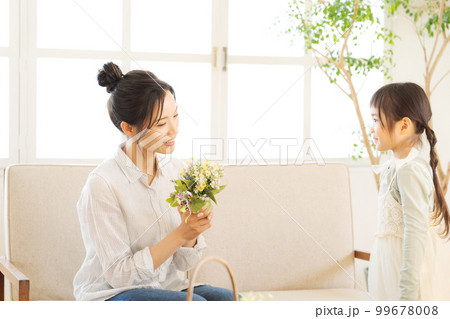 自宅でくつろぐ親子の写真 自宅でくつろぐ親子の写真 99678008