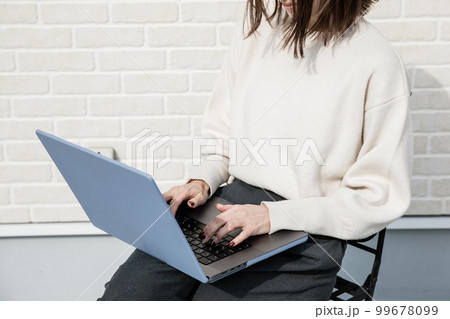 ノートパソコンを操作する女性 ノートパソコンを操作する女性 99678099
