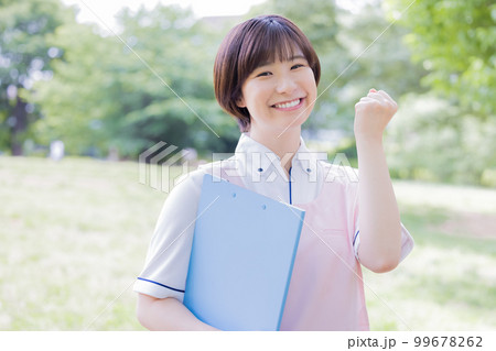 介護イメージ　介護士のポートレート 99678262