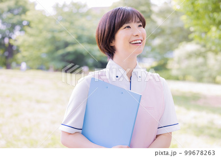 介護イメージ　介護士のポートレート 99678263