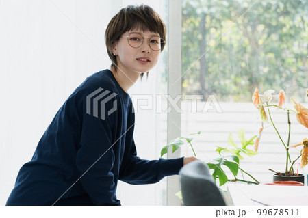 グリーンと戯れる若い女性 99678511