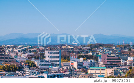 日本の横浜都市景観　澄み渡る青空…あざみ野駅前などの街並みを望む 99678555