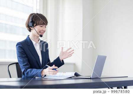 オンラインでレッスンをする外国人講師 99678580
