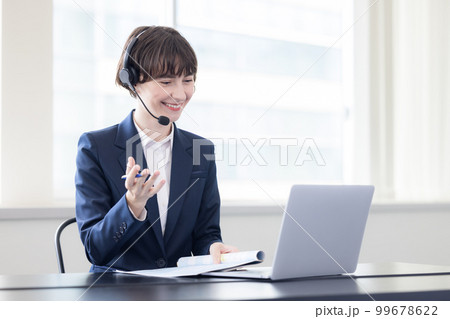 オンラインでレッスンをする外国人講師 オンラインでレッスンをする外国人講師 99678622