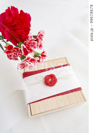 お礼の気持ちを込めた年賀状素材　カーネーションの花束と和風ラッピングをしたプレゼント 99678678