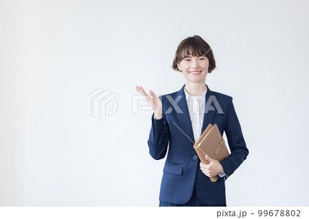 オンラインでレッスンをする外国人講師 99678802
