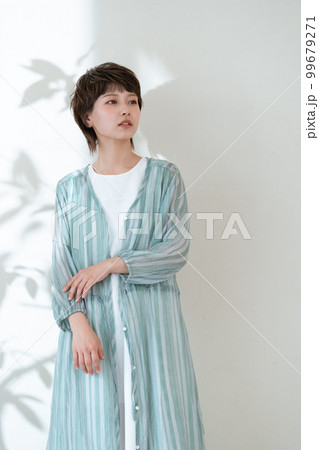 紫外線が気になる若い女性のポートレート 紫外線が気になる若い女性のポートレート 99679271