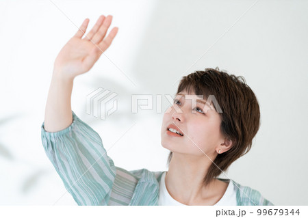 紫外線が気になる若い女性のポートレート 99679344