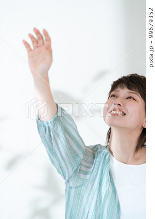紫外線が気になる若い女性のポートレート 紫外線が気になる若い女性のポートレート 99679352