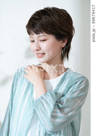 紫外線が気になる若い女性のポートレート 99679417