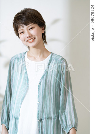 紫外線が気になる若い女性のビューティ 紫外線が気になる若い女性のビューティ 99679524