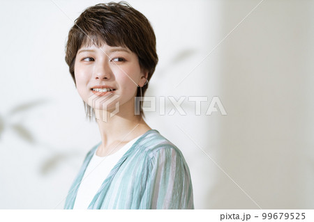 紫外線が気になる若い女性のビューティ紫外線が気になる若い女性のビューティポートレートポートレート 99679525