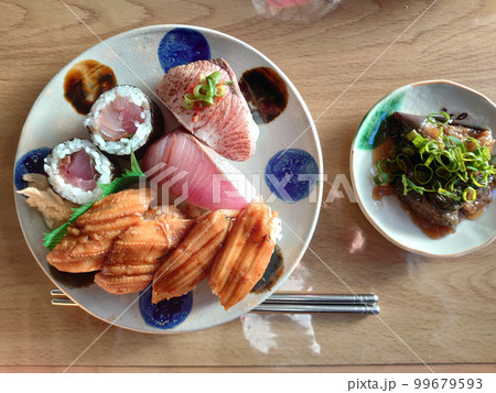 Washoku - Japanese sushi / 和食・江戸前握りのプレート（炙りあなご・鰤） 99679593