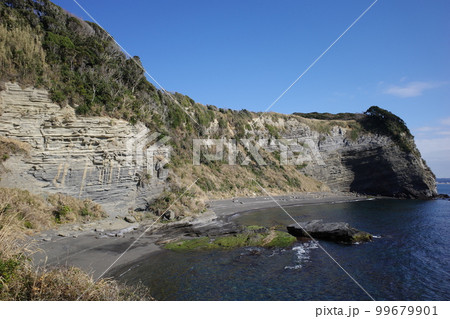 青空に映える千葉県大房岬の南けい船場の海食崖 99679901