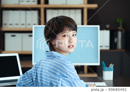 オフィスで働く若い女性 オフィスで働く若い女性 99680492