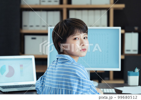 オフィスで働く若い女性 99680512