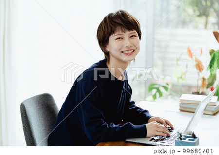 在宅勤務をする若い女性 99680701