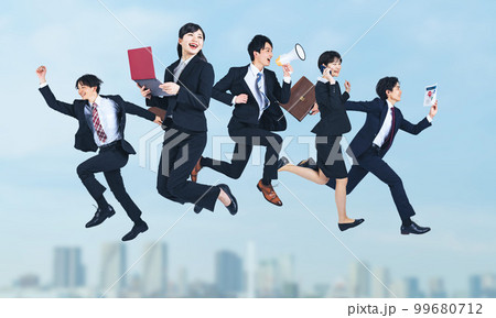 ジャンプする若いビジネスパーソンのグループ 就職活動 フレッシャーズ ジャンプする若いビジネスパーソンのグループ 就職活動 フレッシャーズ 99680712
