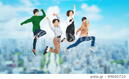 ジャンプする若い人々　成長と飛躍　Z世代 99680720
