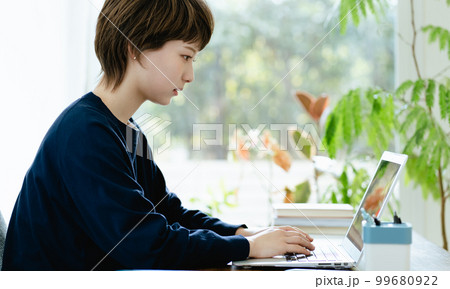 在宅勤務をする若い女性 在宅勤務をする若い女性 99680922
