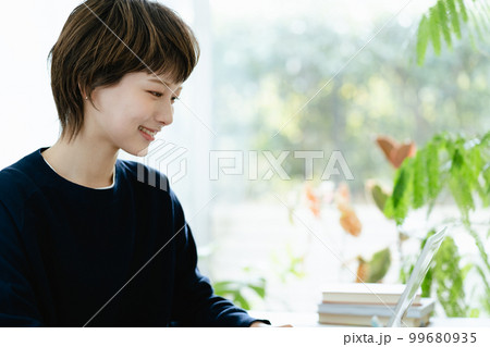 在宅勤務をする若い女性 99680935