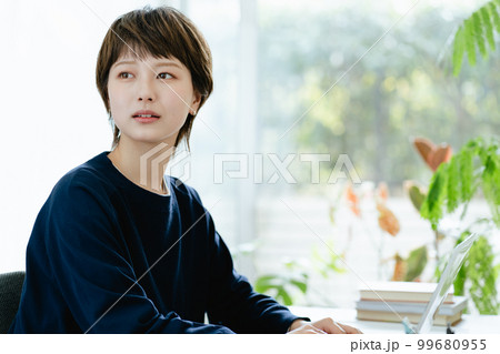 在宅勤務をする若い女性 99680955