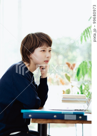 在宅勤務をする若い女性 在宅勤務をする若い女性 99680973