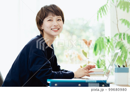 在宅勤務をする若い女性 在宅勤務をする若い女性 99680980