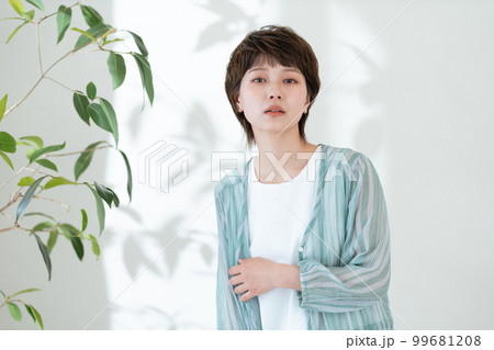 紫外線が気になる若い女性のポートレート 99681208