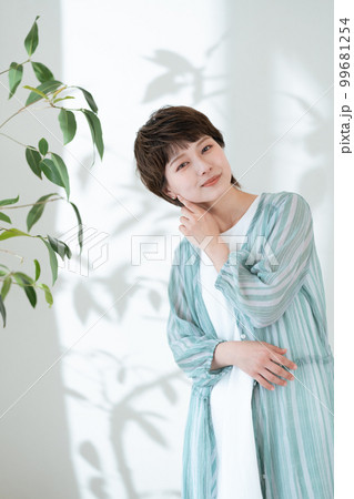 紫外線が気になる若い女性のポートレート 99681254