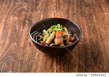 根菜と牛すじの煮込み 99681395