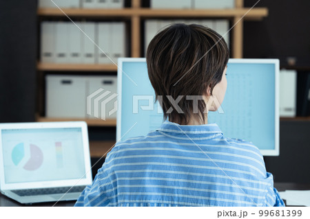 オフィスで働く若い女性の後ろ姿 99681399