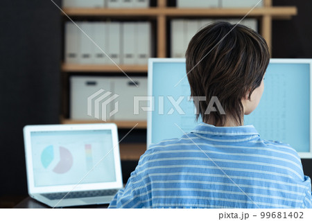 オフィスで働く若い女性の後ろ姿 99681402