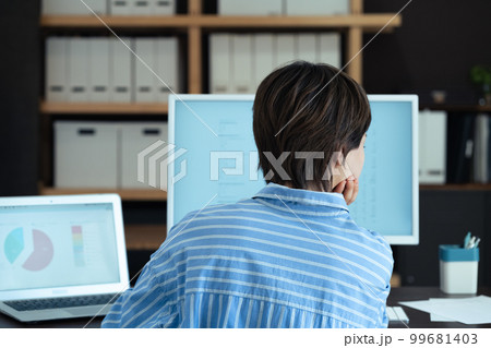 オフィスで働く若い女性の後ろ姿 99681403