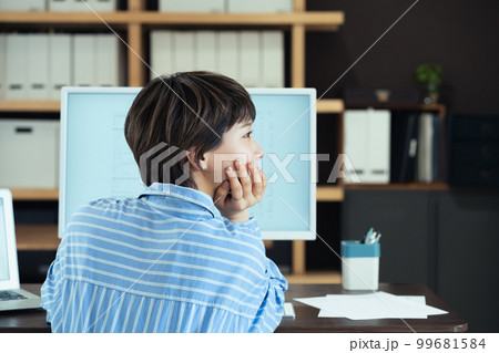 オフィスで働く若い女性の横顔 99681584