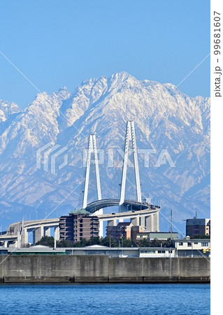 新湊大橋と剱岳 99681607