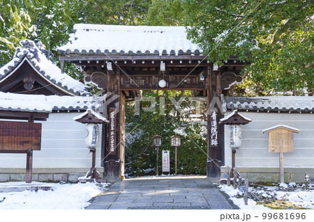 天台宗 青蓮院門跡　表門　残雪の朝 99681696