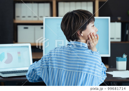 オフィスで働く若い女性の横顔 99681714
