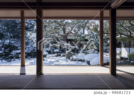 天台宗　青蓮院門跡　華頂殿から庭園の眺め（京都市東山区） 99681723