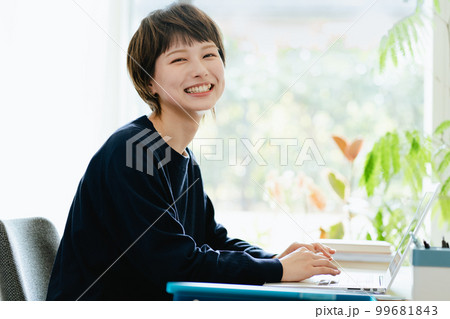 在宅勤務をする若い女性 99681843