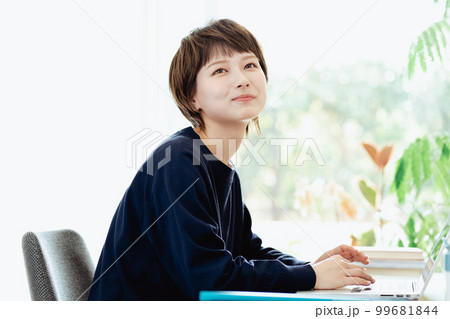 在宅勤務をする若い女性 99681844